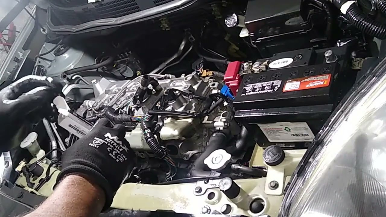 Cómo cambiar las bujías de Nissan March.