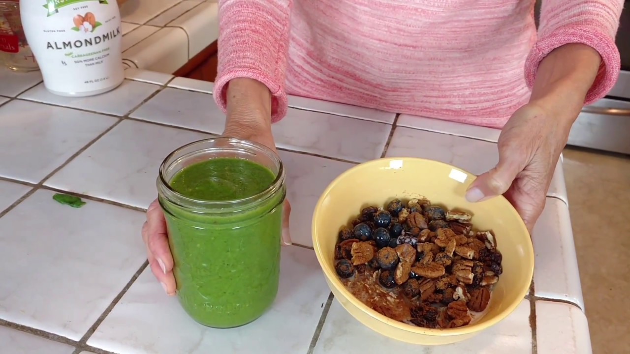 Green Smoothie & Raw Oats with Fruit