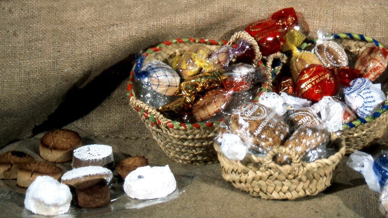 Los mantecados. Elaboración tradicional de este dulce de Navidad | Receta popular | Documental