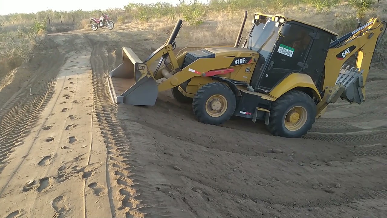 #Retroescavadeira rampando parede de açude #caterpillar.