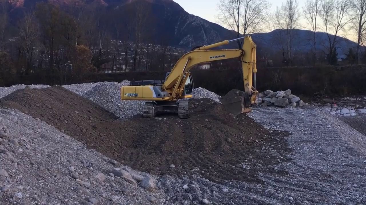 New Holland E 385 Excavator