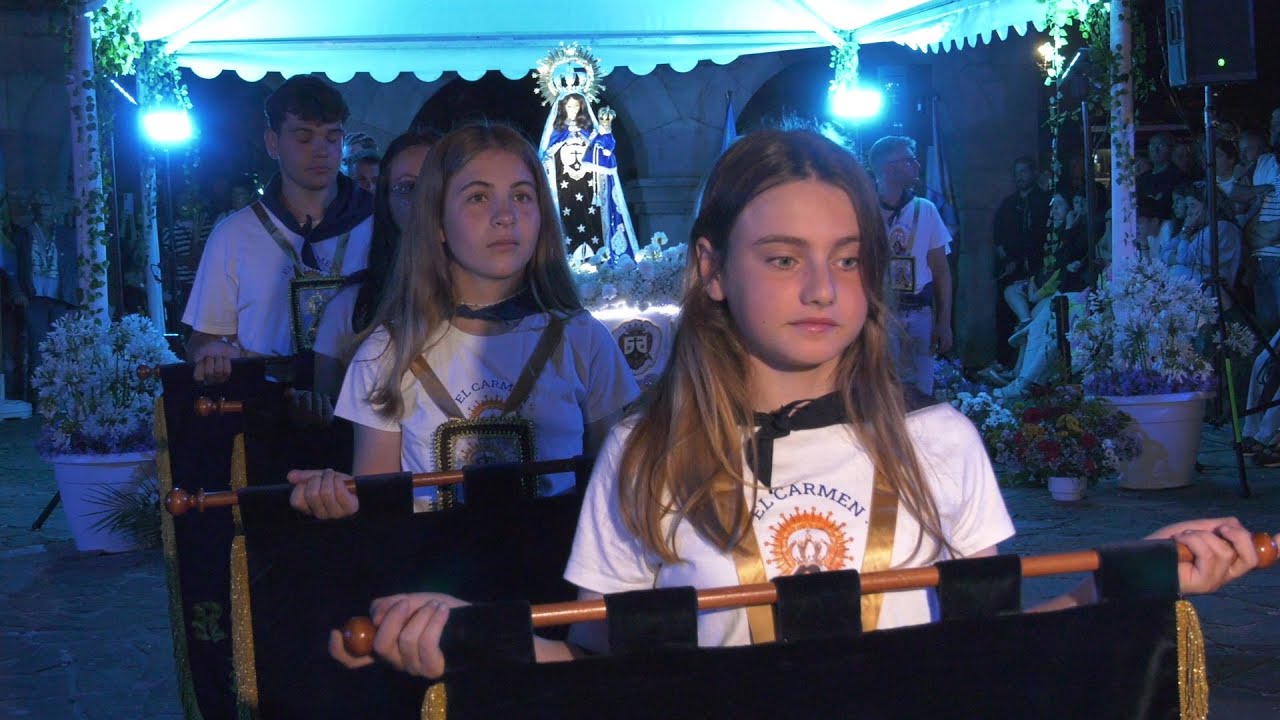 Centenares de ciudadanos asisten a la misa de madrugada en el Carmen de Revilla de Camargo