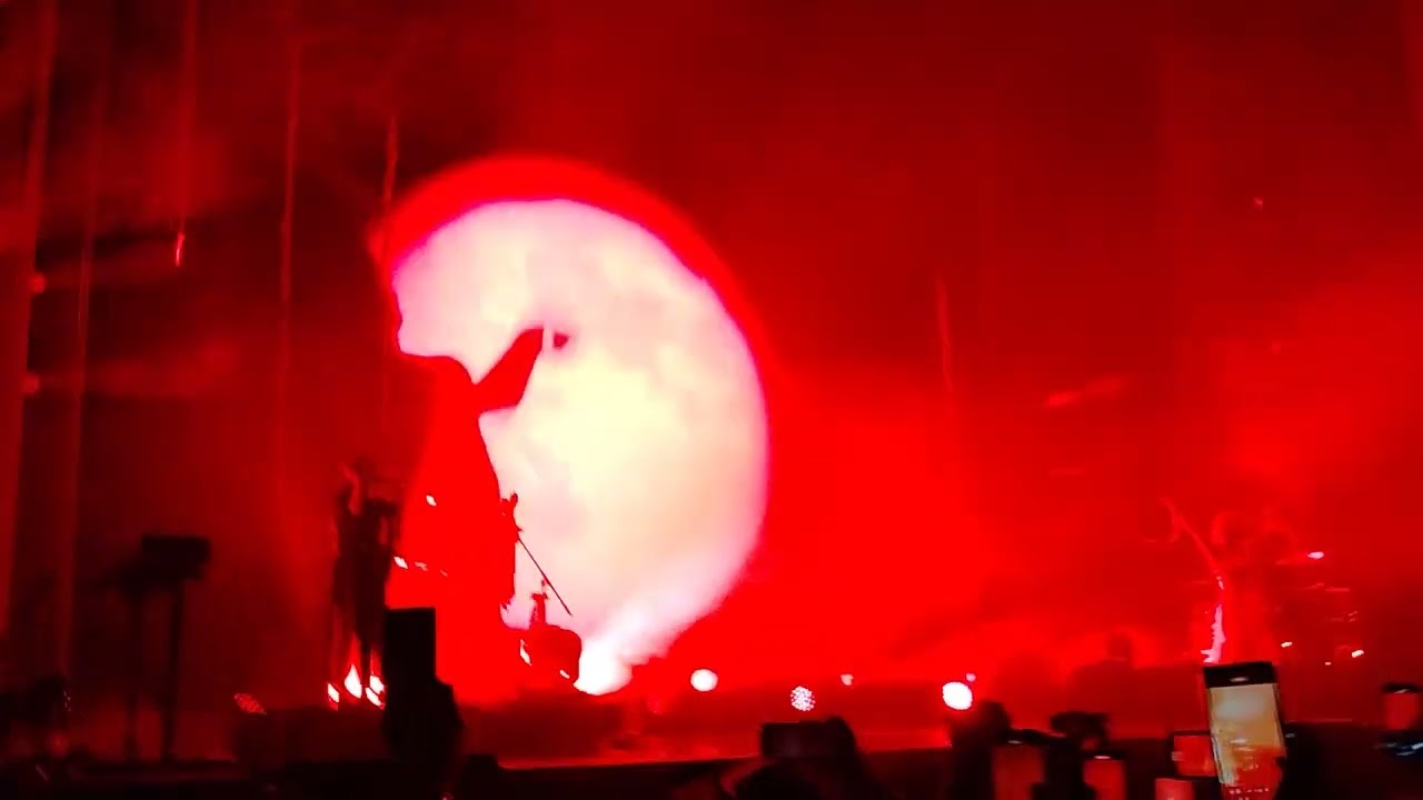 AURORA - Starvation (Live CDMX 2024)
