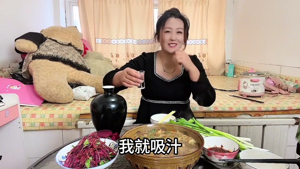 农村女酒蒙子的幸福生活，晚餐做道白菜炖粉条，喝上几杯白酒，美