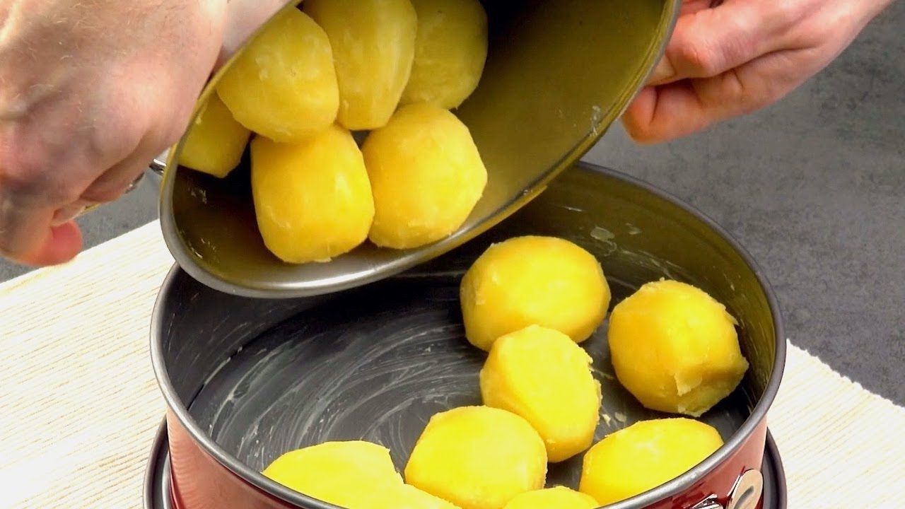 Vierte las papas en un molde para pasteles; 15 minutos después, los invitados tocarán el cielo