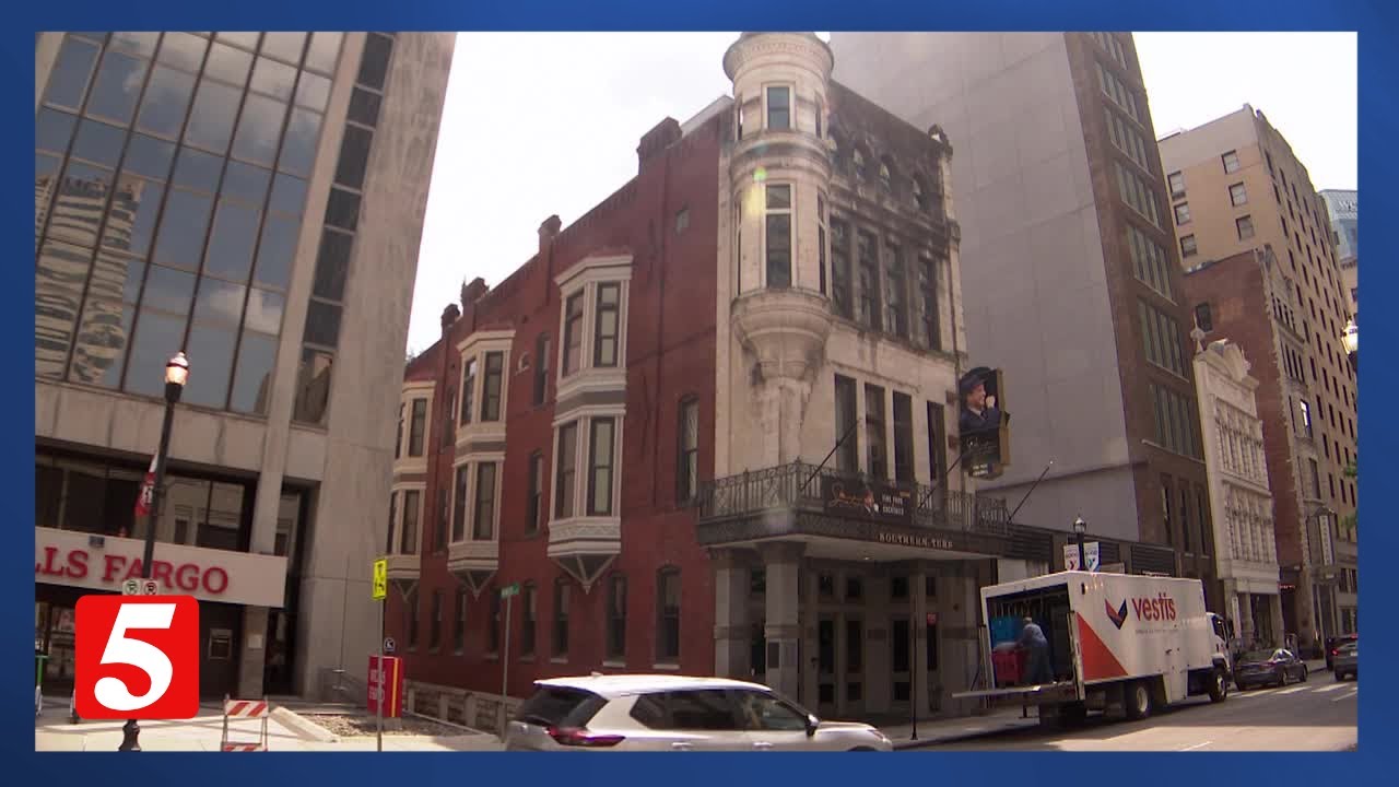 Historic Nashville sues Sinatra Bar over sign dispute