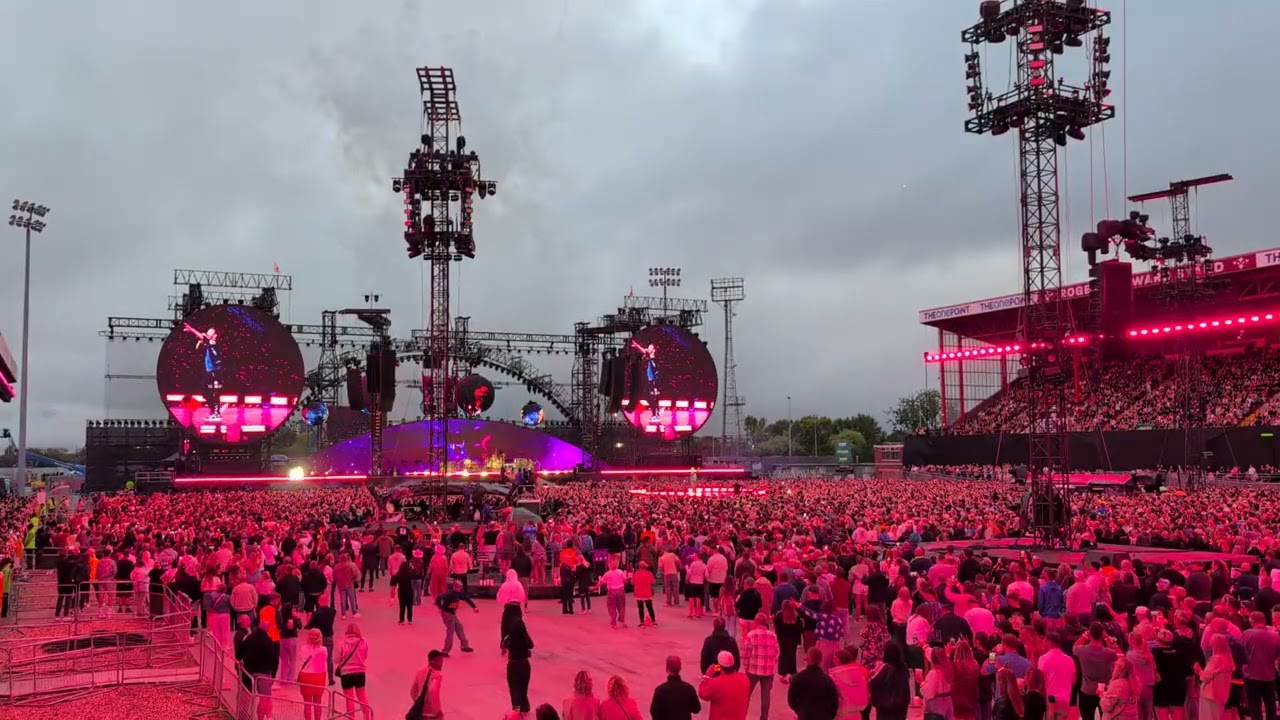 @coldplay Higher Power at #coldplayhull