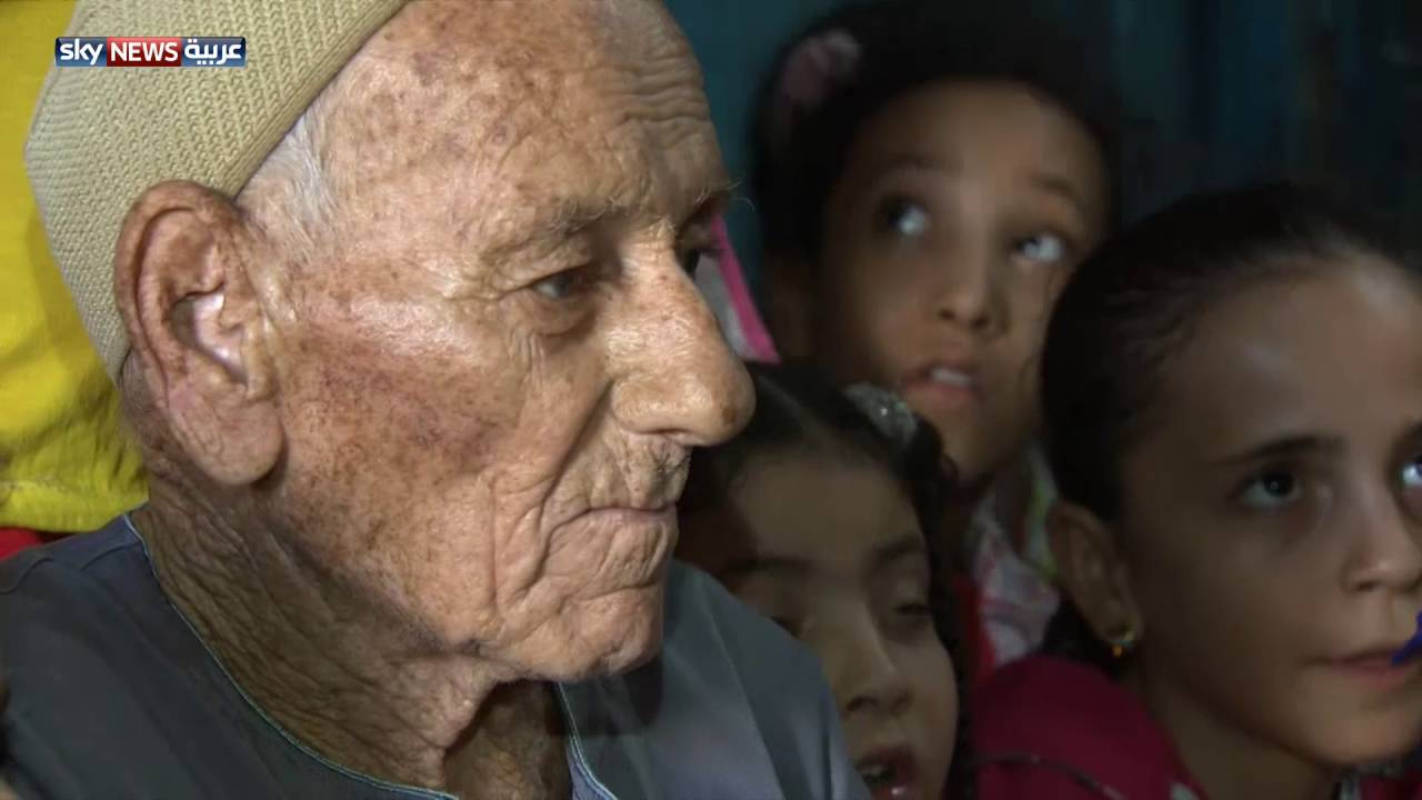 مسيحي يعلم أطفال قريته القرآن في مصر