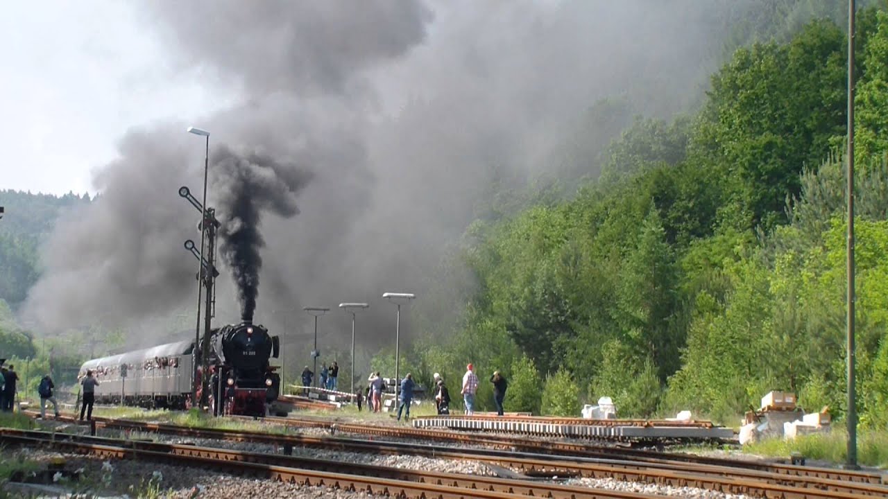 Dampflok 01 202 mit Silberlingen verl&auml;&szlig;t Pirmasens Nord mit Viel Dampf