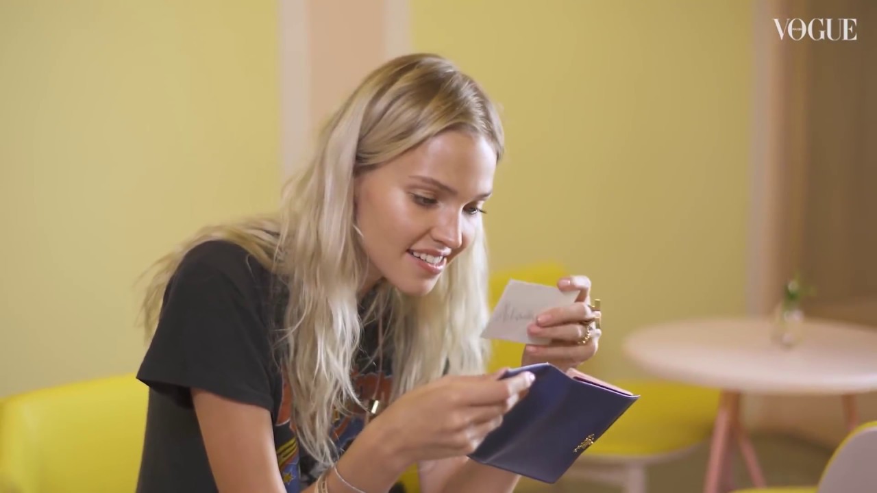 SASHA LUSS - What`s in your bag?