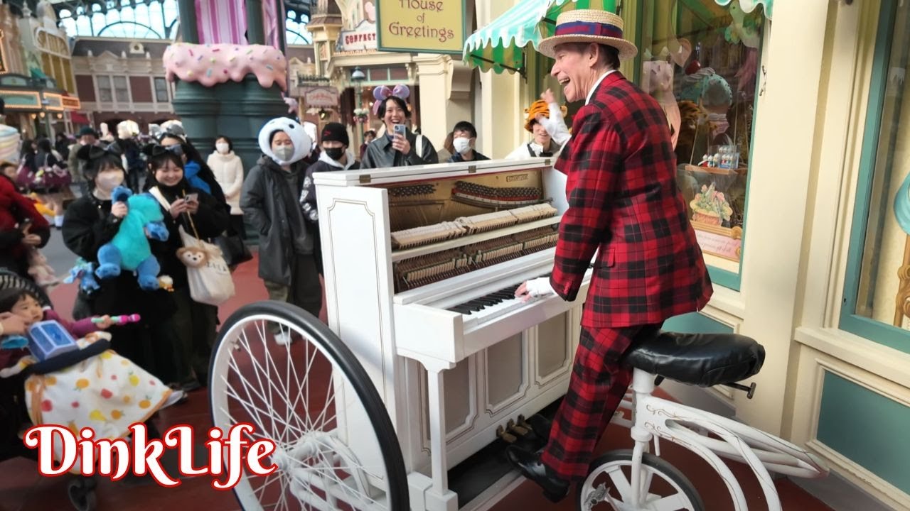 Bicycle Piano Man Magic at Tokyo Disneyland's World Bazaar!