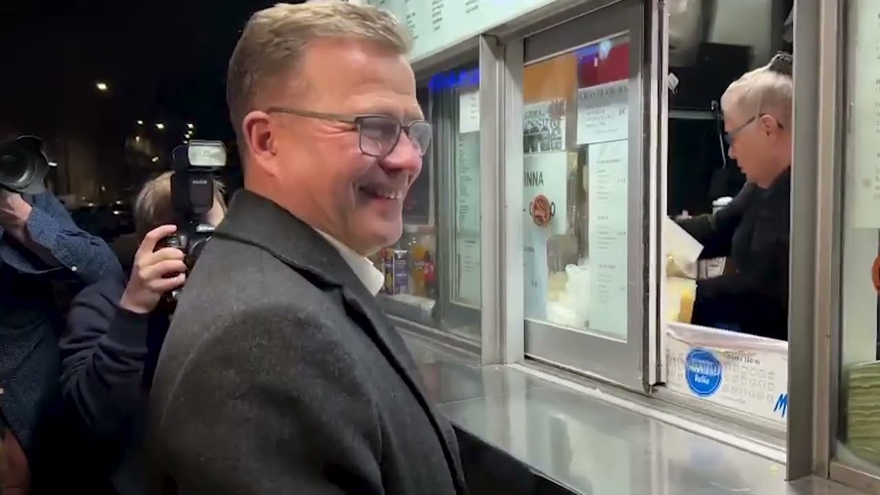 Petteri Orpo Jaskan grillillä vaalivalvojaisten jälkeen 2.4.2023