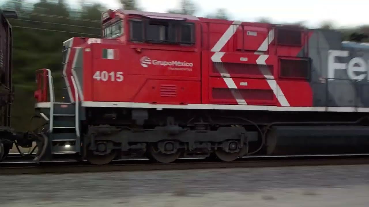 FXE 4015 (last unit) w/BNSF 7472 (waving crew) leading H-NTWKCK 10/26