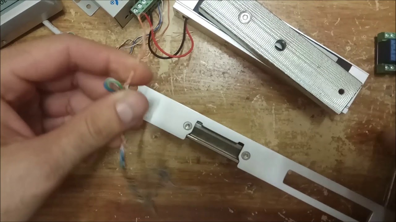Magnetic connection + electric lock