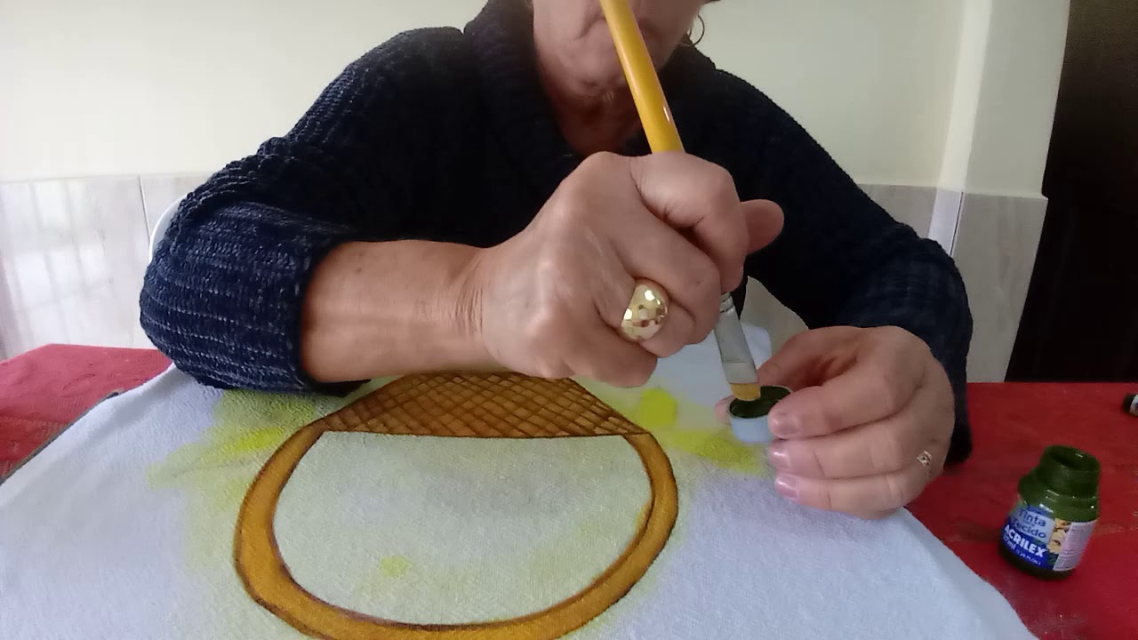Cesta de fuxicos , formando flores.