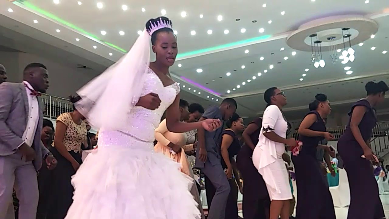 BWANA HARUSI HAJUI KABISAAA KUCHEZA KWAITO.