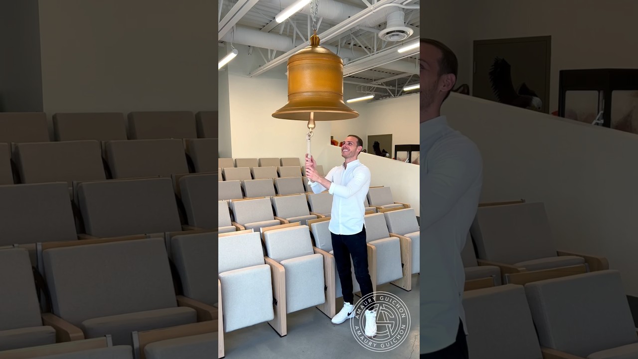 Chocolate Bell! 🔔 You just have to ring for dessert! #amauryguichon #chocolate #bell