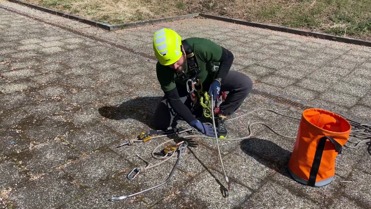 Příprava vaku pro záchranu z konstrukce lanovou technikou