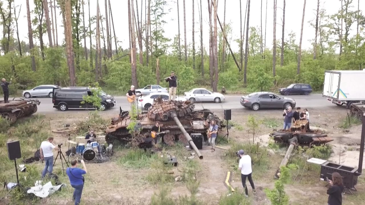 俄廢棄坦克車作舞台 烏克蘭樂團高歌愛國情懷｜20220622 公視新聞全球話