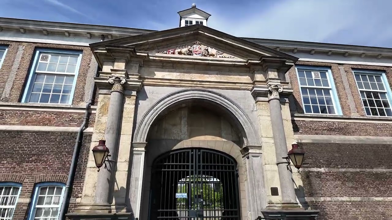 Walking up to the gate of the castle of Breda