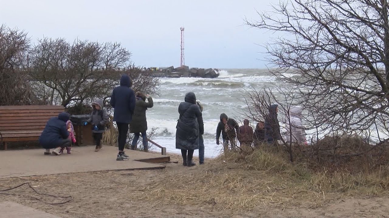 Pajūrį užplūdo būriai žmonių: skuba iš arti pamatyti smarkiausią audrą