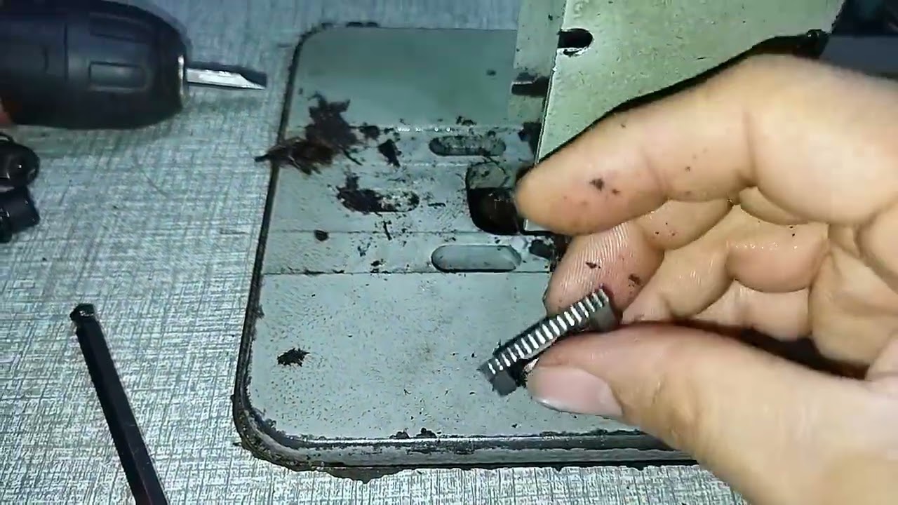 COMO QUITAR Y CAMBIAR  EL PEINE MAQUINA DE POSTE DOS AGUJAS👍💯
