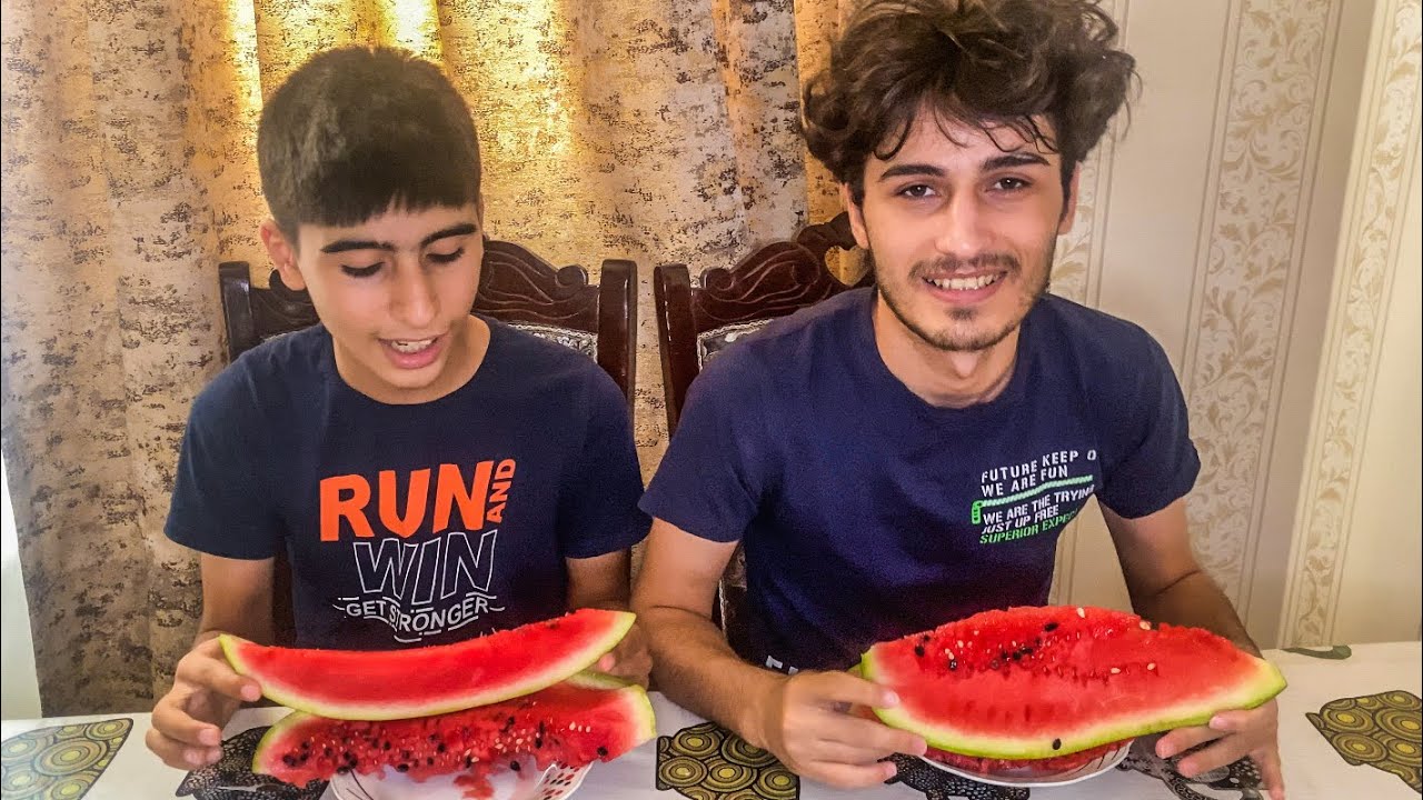 QARDAŞIMLA KİM TEZ QARPIZ YEYƏR  CƏZALI YARIŞMA - UDUZAN SARIMSAQ YEYİR
