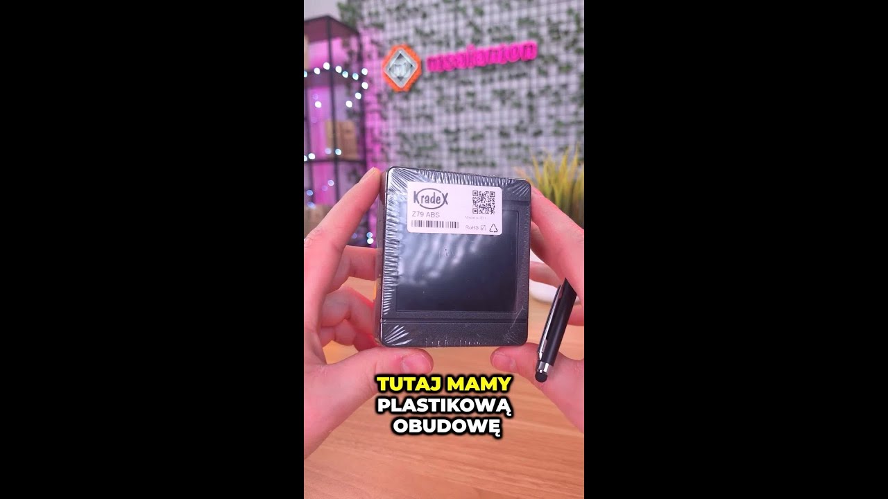 ABS, IP54 i LCD w pakiecie &mdash; czy to idealna baza pod panel?