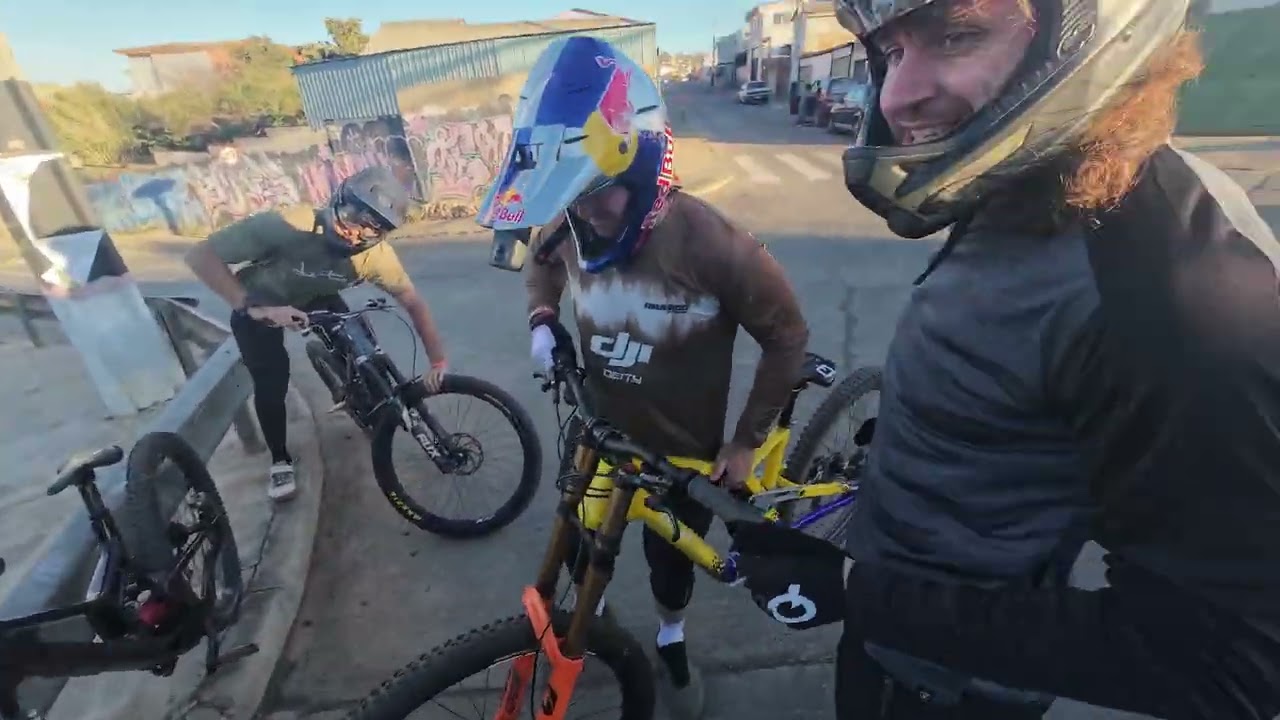 Urban Downhill with Samuel Blenkinsop, Brook MacDonald and Wyn Masters. 1 Dia para V.c.a