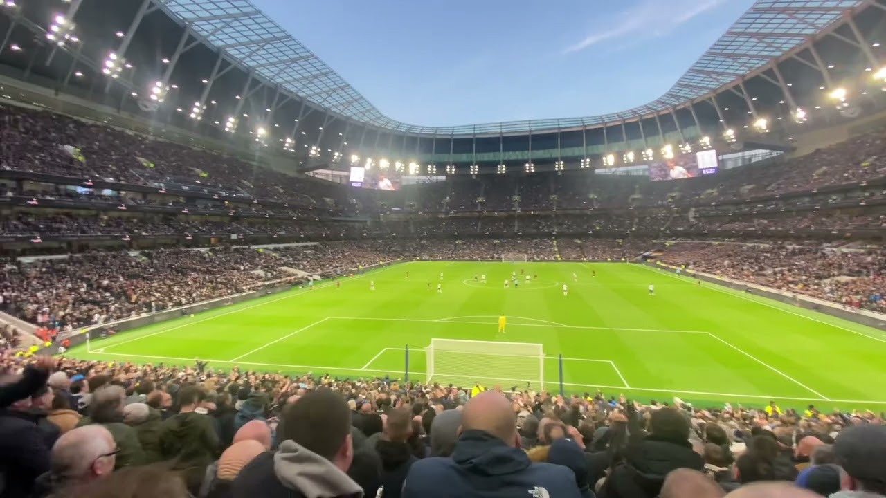Tottenham fans singing He's One Of Our Own♪ after Kane's club record goal. Spurs 1-0 Manchester City