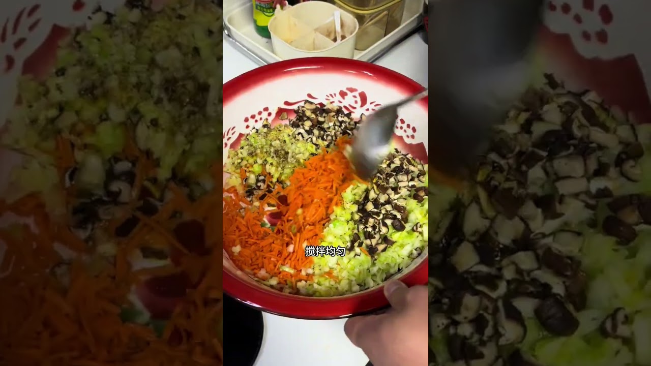 打工人下班日常，从揉面发面开始！今日厨房菜单，香菇包菜包子上线啦#香菇包菜包子 #记录打工人的真实生活 #厨房里的欢乐时光