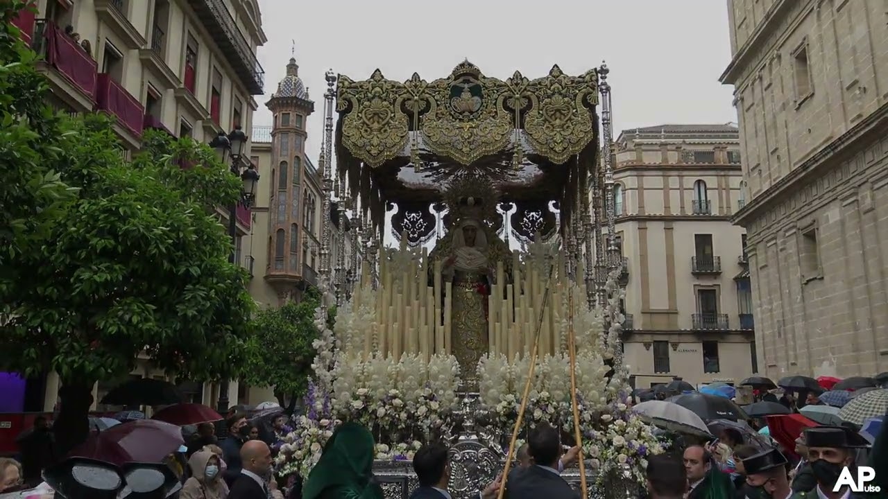 Virgen del Rocío en la Avenida de la Constitución bajo la lluvia 2022 | Semana Santa de Sevilla