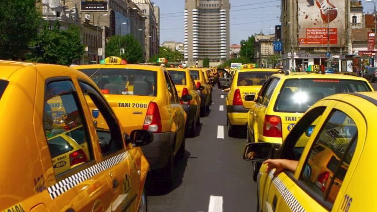 Discutie pe statie intre cativa taximetristi din Bucuresti