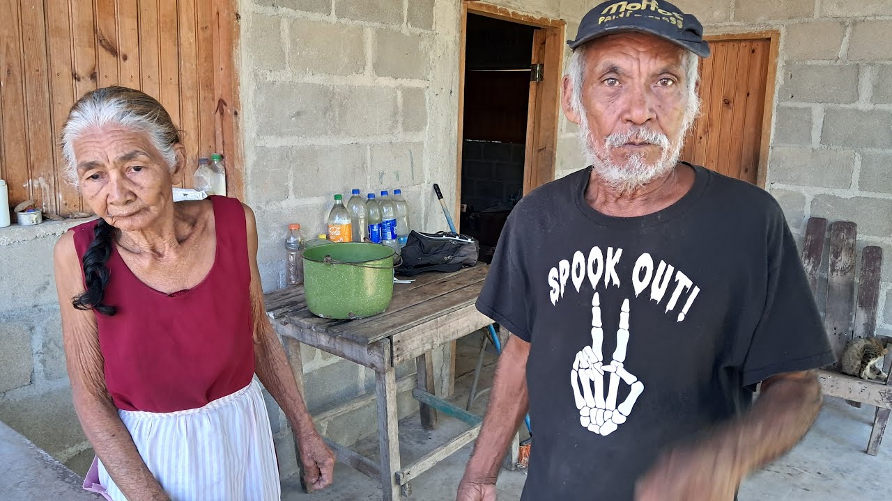 haciendo obras sociales cortando pelo en la calle