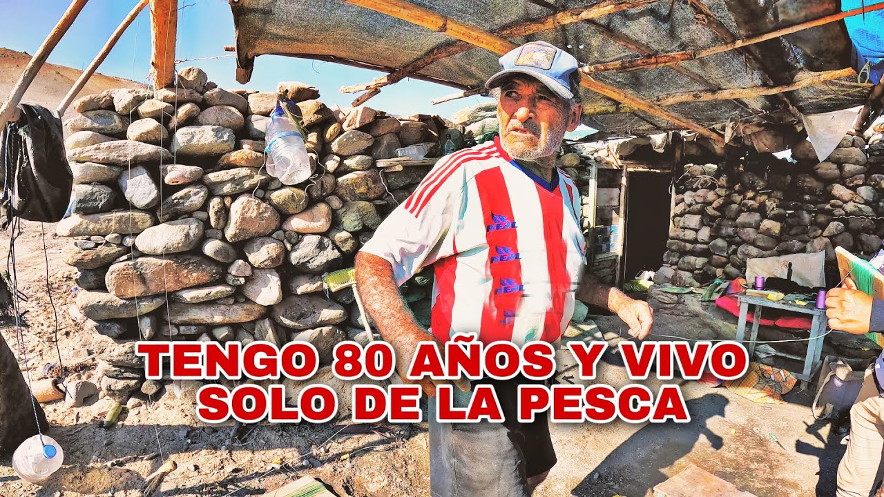 ¡Increíble! Este HOMBRE de 80 AÑOS vive en una CASA de PIEDRA - Solo frente al mar
