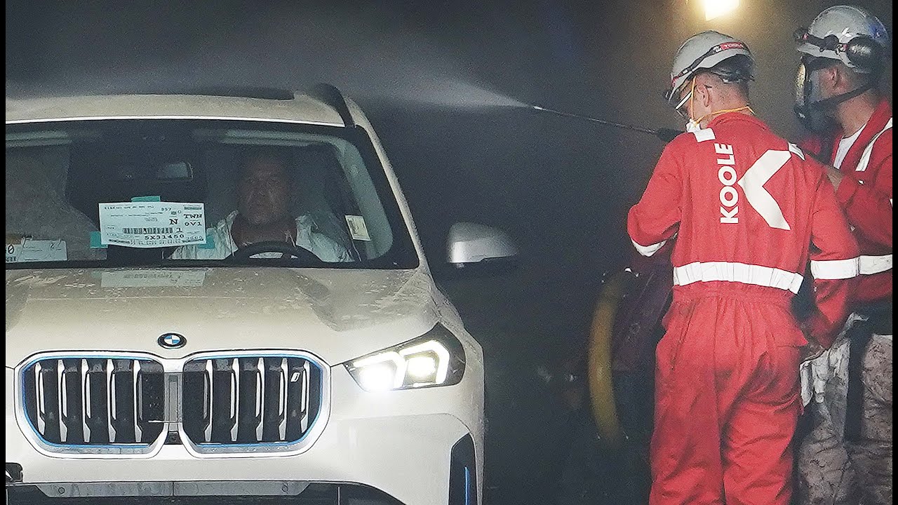 Autos uit 'Fremantle Highway' gehaald / Car wash inside the 'Fremantle Highway' after massive fire