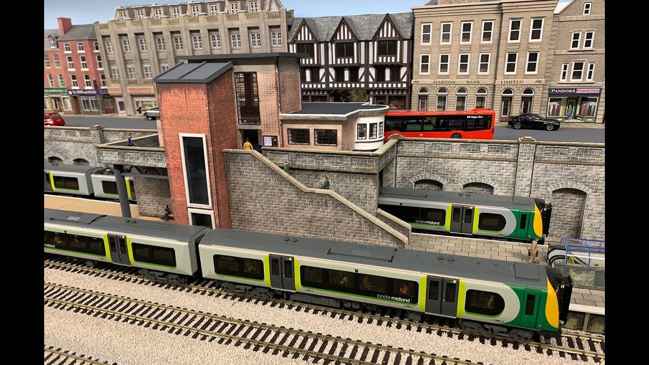 Building the lift and working door for the platform building.  (Part 1)    05-10-2019