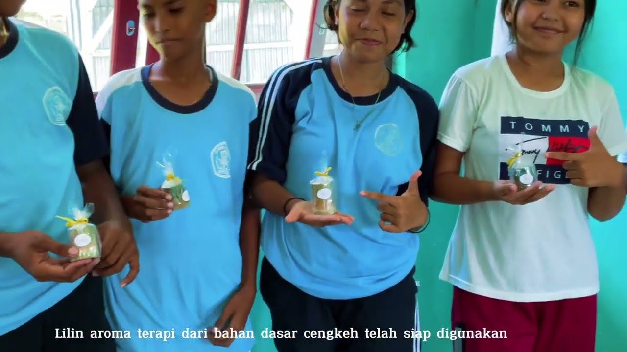 Pemanfaatan Cengkeh “Lilin Aromaterapi” KKN Desa Lokki AK LI Universitas Pattimura Tahun 2024