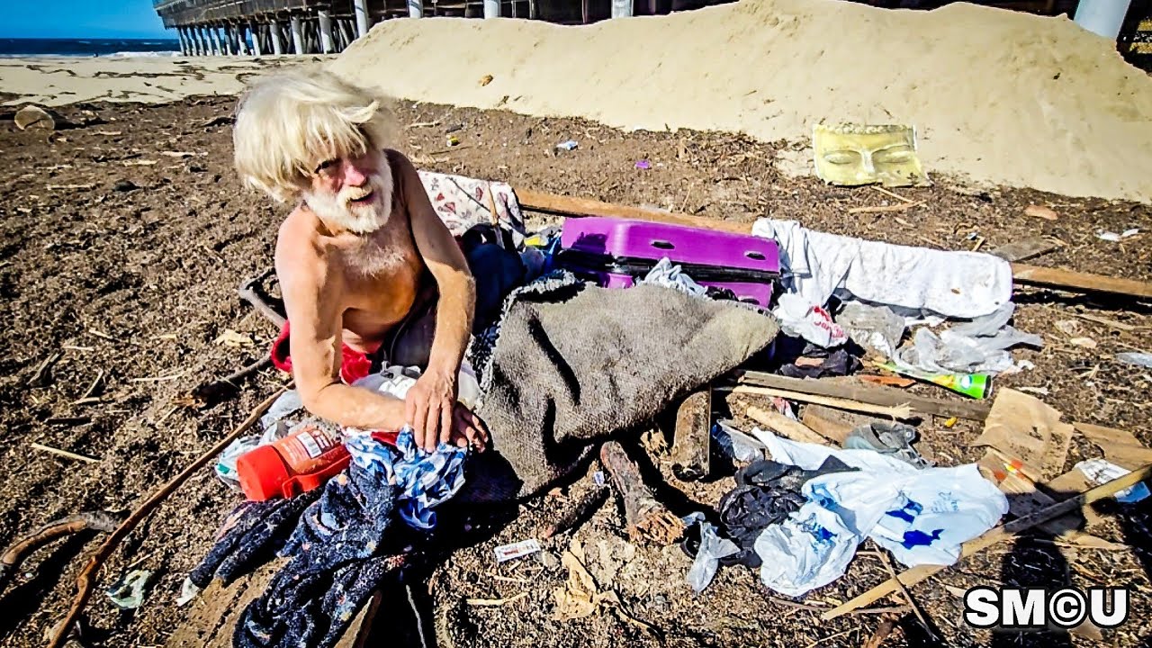 𝗗𝗘𝗕𝗥𝗜𝗦 𝗔𝗡𝗗 𝗗𝗘𝗦𝗣𝗔𝗜𝗥: Wildfire Aftermath Washes Ashore in Santa Monica