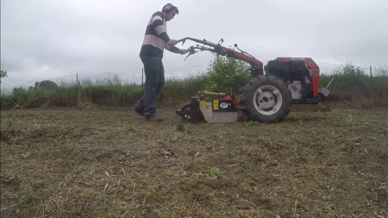 passage de la herse rotative avec le Goldoni