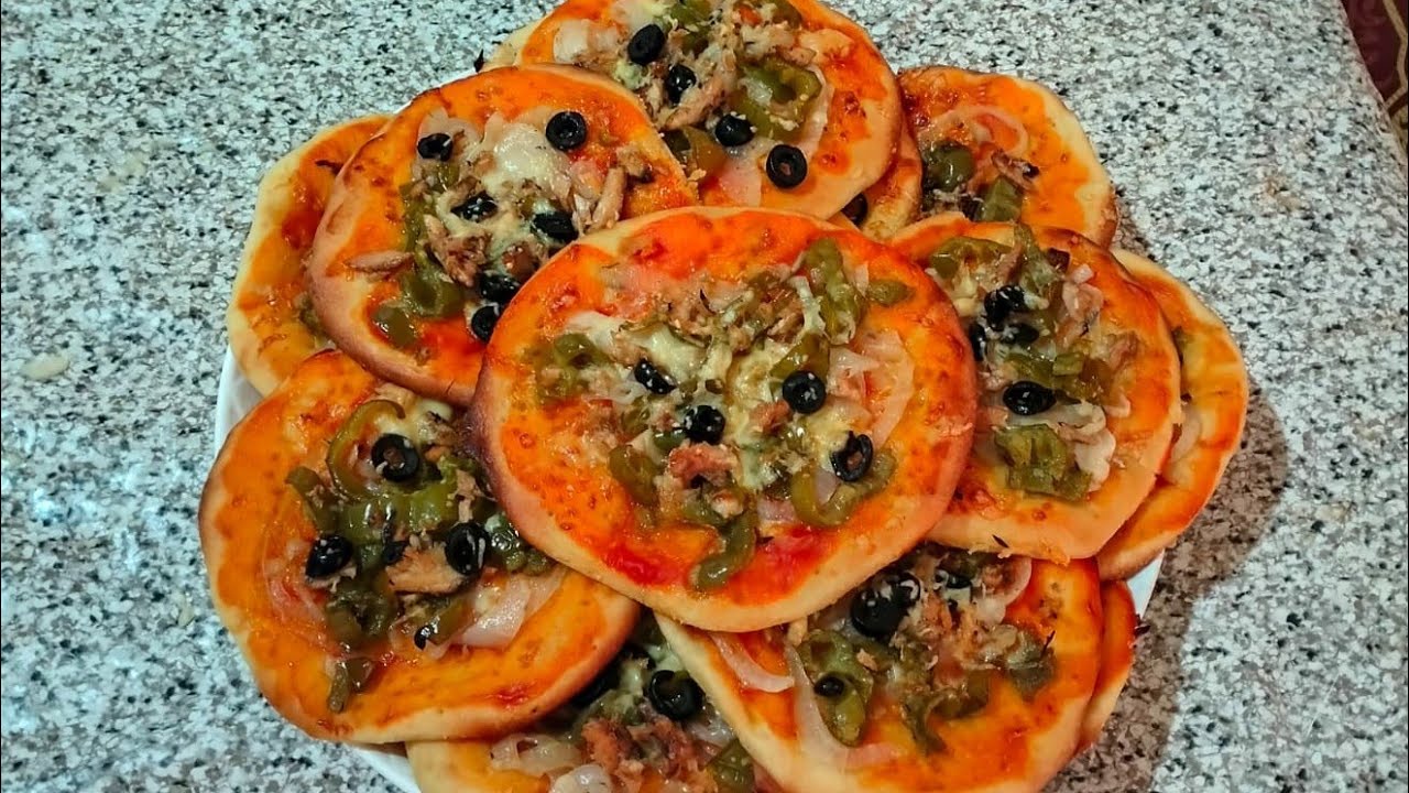 #طريقه تحضير #ميني بيتزا سهل وماهله تبارك الله# الرحمن الرحيم # متنوعه أم وصال 🍕