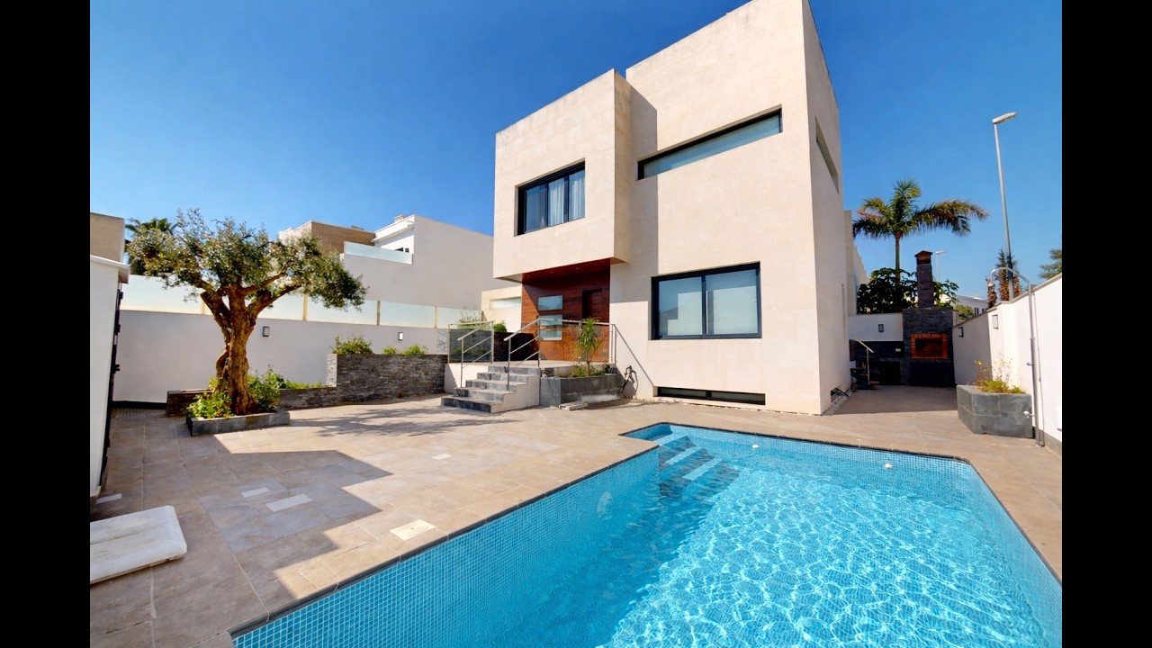 Villa de lujo en Pilar de la Horadada con piscina privada, solárium de 120 m² y garaje XXL