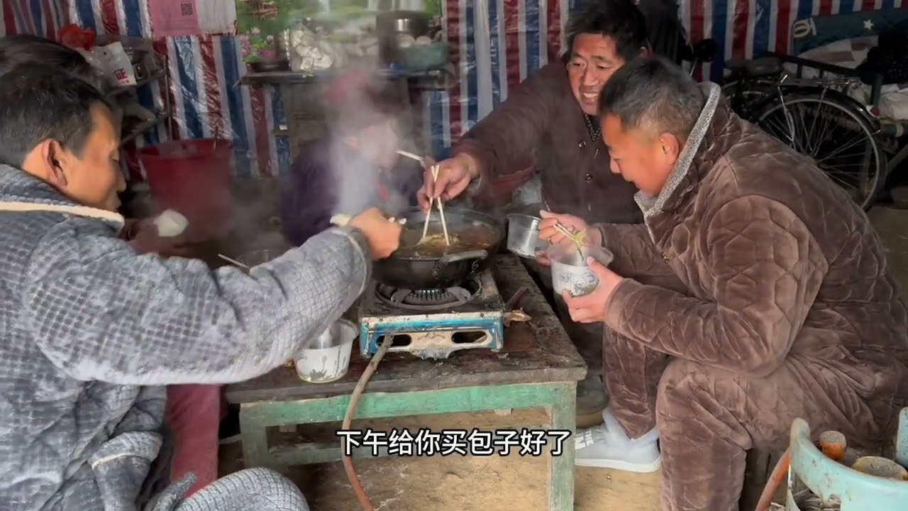 峰确实也不容易，天天还要伺候老妈吃喝拉撒，天冷了中午吃顿火锅。#我的乡村生活 #原创视频 #火锅约起来