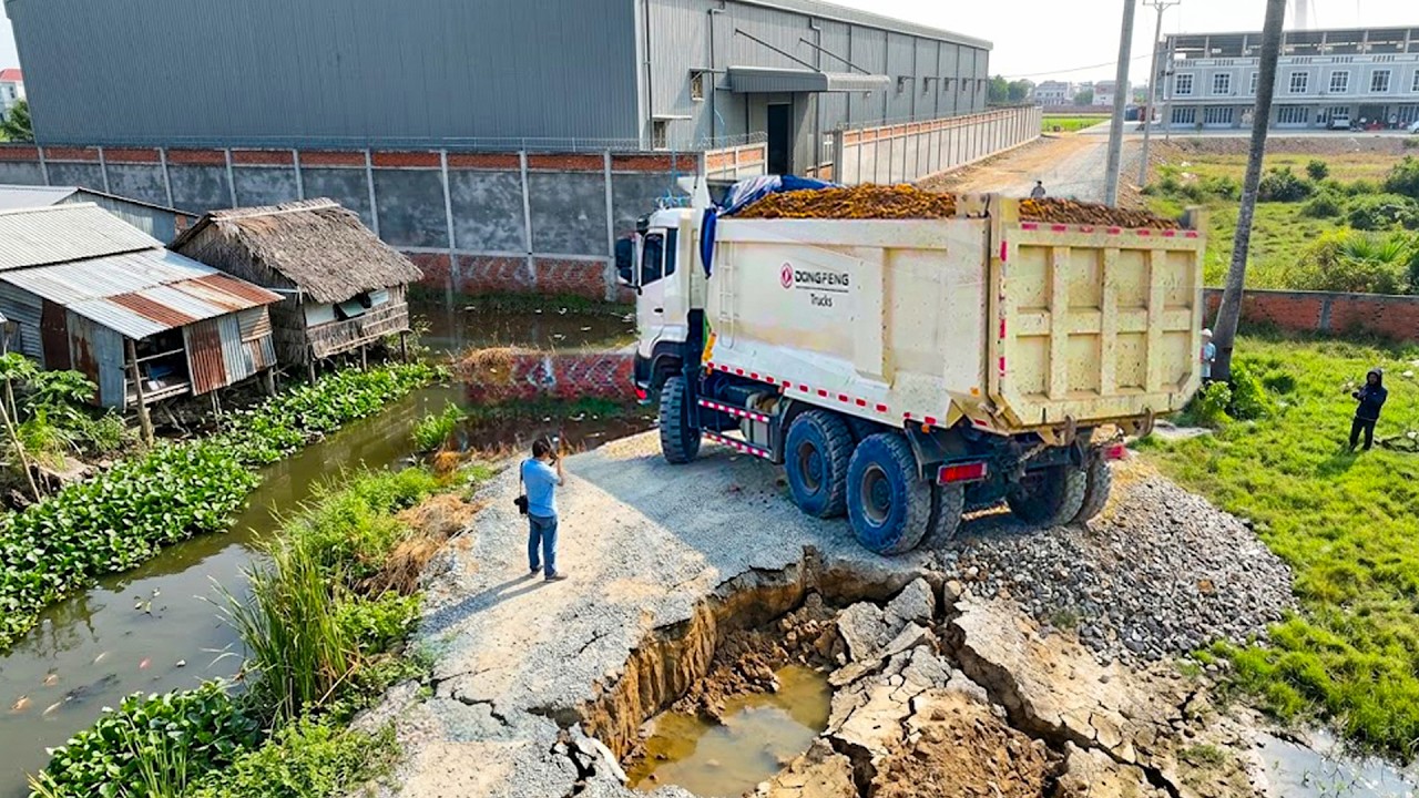 Great New Landfill Project! SHANTUI C3 Dozer and Multiple Trucks Unloading Stone