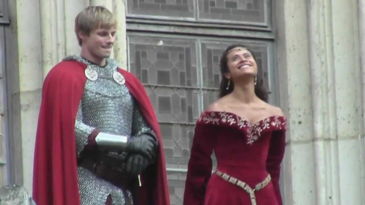 Bradley amusing Angel on set