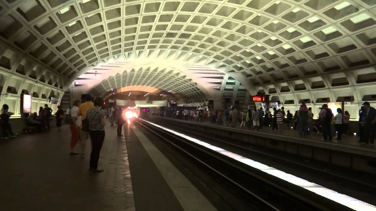 Washington DC - Yellow Line train arrives at L'Enfant Plaza HD (2014)
