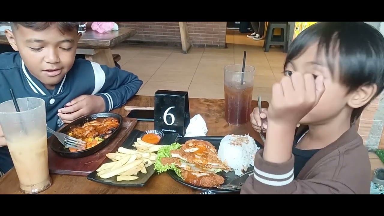 Kakak adek maem bareng