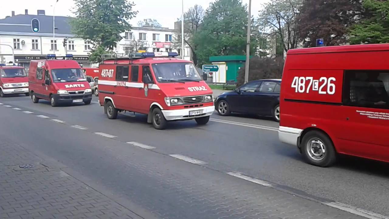 Kolumna wozów strażackich z okazji powiatowej majówki strażackiej