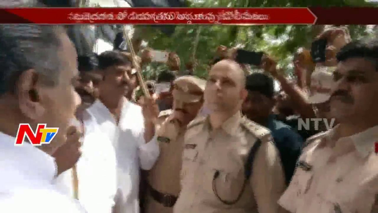 Police Stops Mudragada Padmanabham Padayatra || Kapu JAC Leaders Protest with Black Badges || NTV