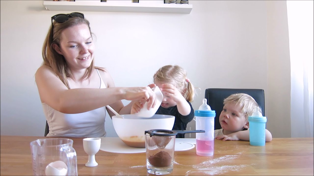 Baka cookies med smarties - Baka med barn